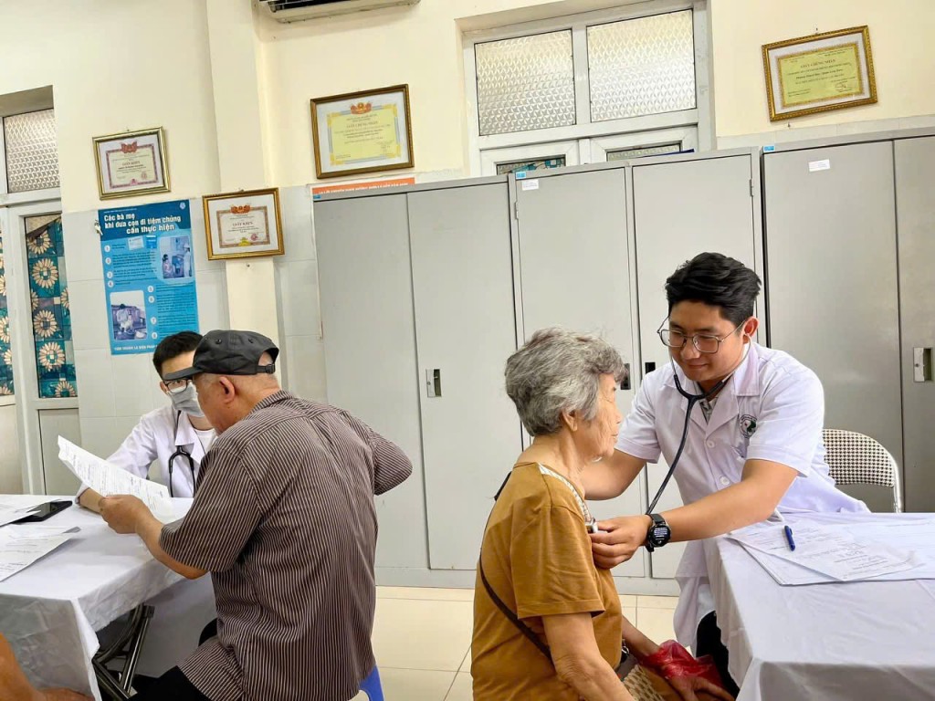 Phường Long Biên tổ chức khám bệnh, phát thuốc miễn phí cho gần 400 người có công