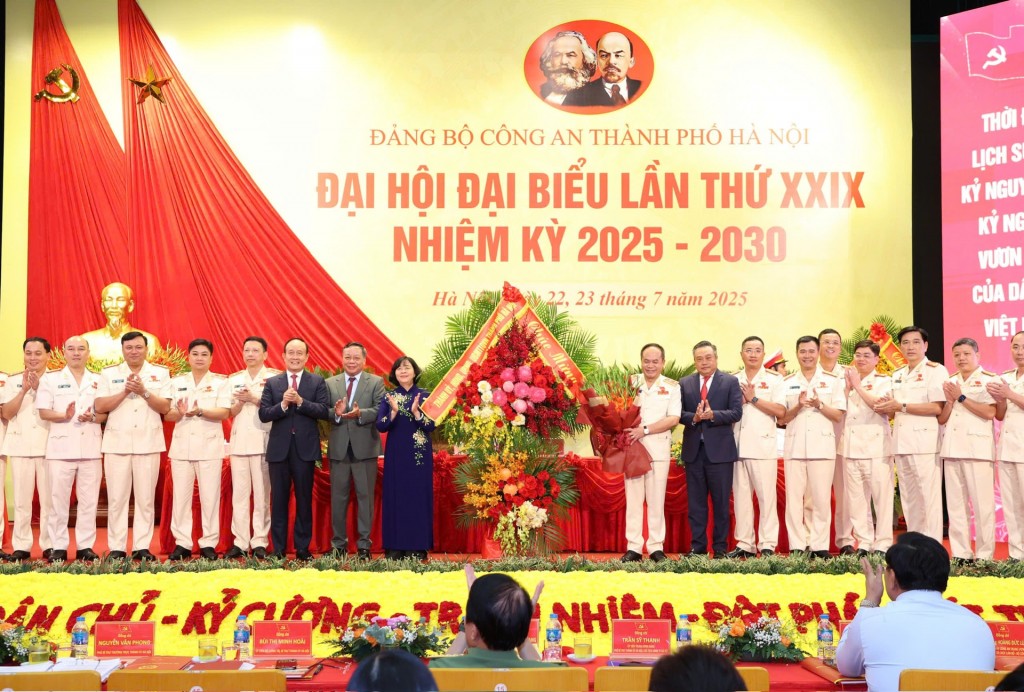 Các đồng chí Thường trực Thành ủy Hà Nội tặng hoa chúc mừng đại hội. Ảnh: Viết Thành