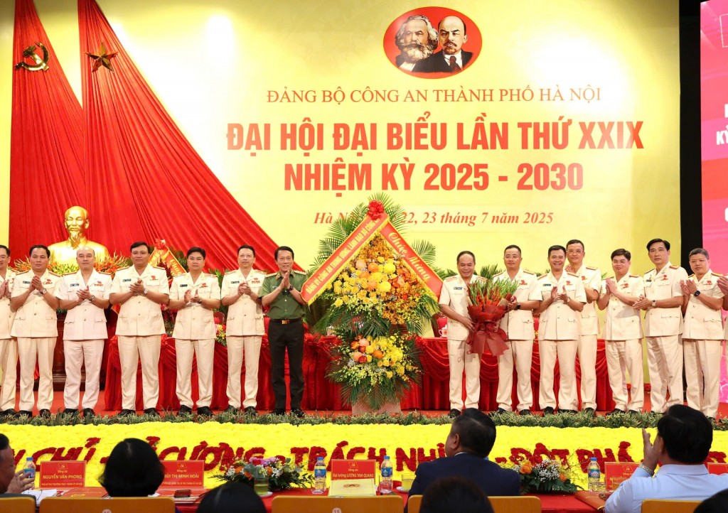 Đại tướng Lương Tam Quang, Bí thư Đảng ủy Công an Trung ương, Bộ trưởng Bộ Công an chúc mừng Ban Chấp hành Đảng bộ Công an thành phố Hà Nội nhiệm kỳ 2025-2030