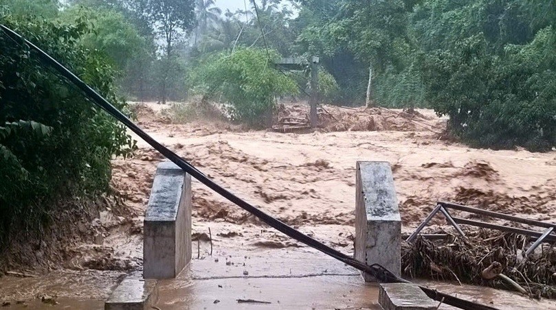 Cầu dân sinh vào bản Nhôn Mai, xã Nhôn Mai, Nghệ An bị lũ cuốn trôi khiến 200 hộ dân bị cô lập