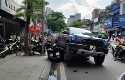 Xe bán tải đâm nhiều xe máy trên vỉa hè, một ngươi bị thương