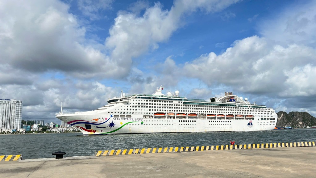 Tàu STAR VOYAGER (quốc tịch Bahamas) xuất phát từ Hongkong vừa cập cảng tàu khách quốc tế Hạ Long (Quảng Ninh)