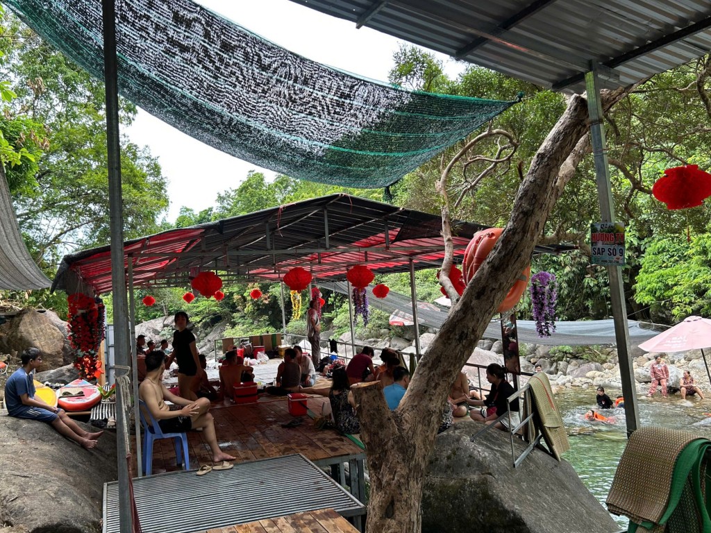 Nhiều hộ dân kinh doanh trên Khu du lịch Suối Tiên – hồ Thủy Yên cho biết họ phải đóng cho chủ đầu tư nhiều khoản phí như tiền thuê bãi, tiền rác, tiền thuyền, thuế môn bài...và cả phần trăm “hoa hồng” trên tổng lượng khách trong tháng (Ảnh Đ.Minh)
