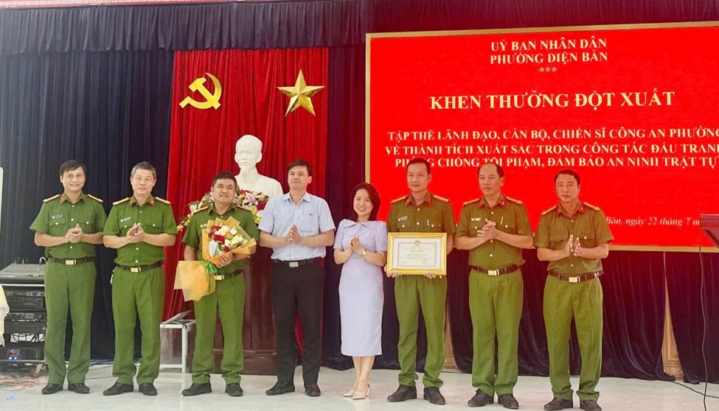 Đà Nẵng: Khen thưởng đột xuất Công an phường Điện Bàn