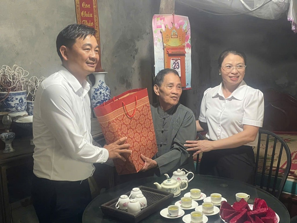 Đồng chí Nguyễn Tiến Dũng -  Phó Bí thư Đảng ủy, Chủ tịch UBND xã cùng lãnh đạo Phòng Văn hóa - Xã hội, Ban Chỉ huy quân sự xã thăm, tặng quà người có công tại các thôn: Phù Trì, Bảo Tháp, Kim Tiền, Phú Nhi. 
