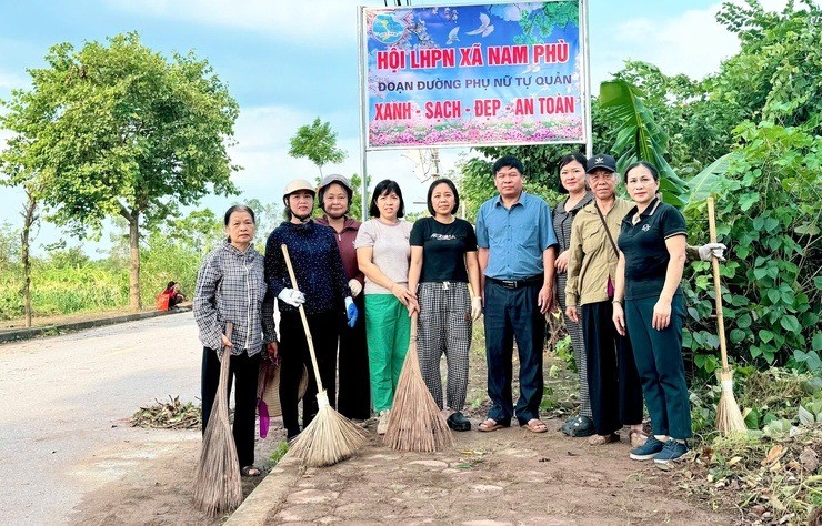 Hội Phụ nữ xã Nam Phù gắn biển đoạn đường tự quản xanh - sạch - đẹp - an toàn