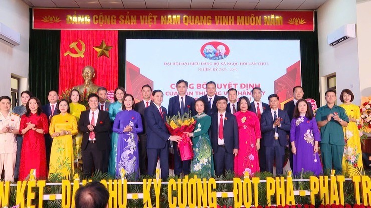 Phó Chủ tịch HĐND thành phố Hà Nội Phạm Thị Thanh Mai tặng hoa chúc mừng Ban Chấp hành Đảng bộ xã Ngọc Hồi nhiệm kỳ 2025 - 2030