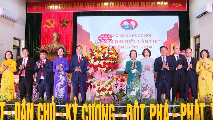 Lãnh đạo thành phố tặng hoa chúc mừng Đại hội