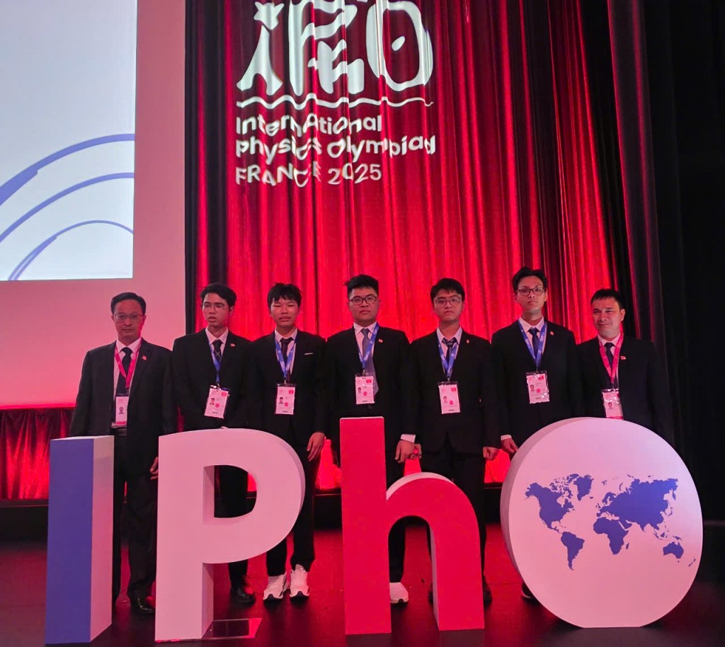 Đội tuyển IPhO 2025 (từ trái sang phải): PGS.TS Đặng Đức Vượng, Phó Trưởng đoàn; em Nguyễn Công Vinh (Huy chương Bạc); Em Nguyễn Thế Quân (Huy chương Vàng); Em Trương Đức Dũng (Huy chương Bạc); Em Lý Bá Khôi (Huy Chương Bạc); Em Trần Lê Thiện Nhân (Huy chương Bạc); PGS.TS Đỗ Danh Bích, Trưởng đoàn.