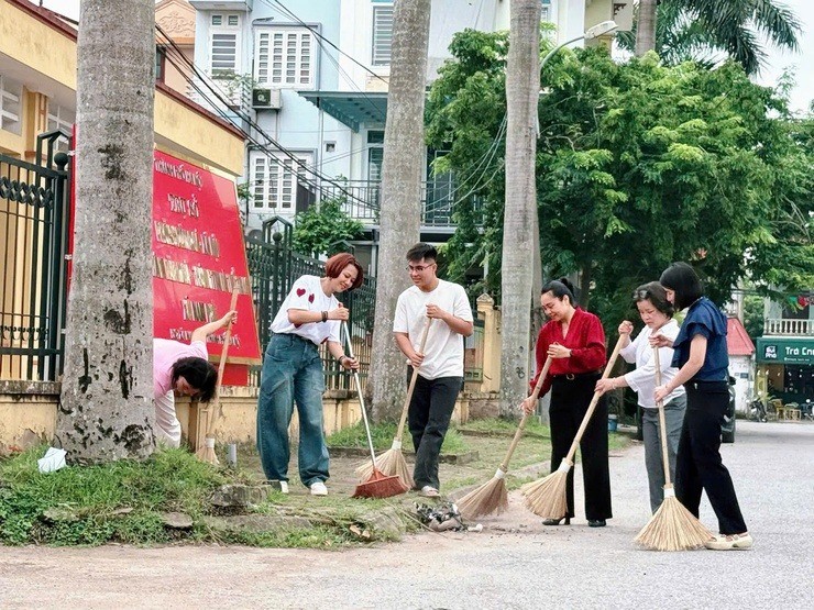 Cán bộ, Nhân dân xã Nam Phù tích cực vệ sinh môi trường