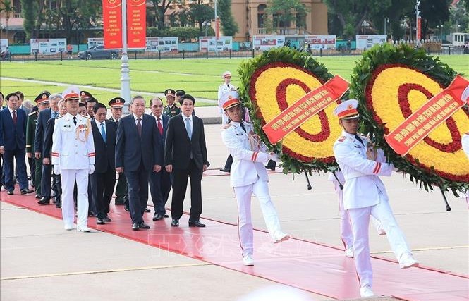 Lãnh đạo Đảng, Nhà nước vào Lăng viếng Chủ tịch Hồ Chí Minh, tưởng niệm các Anh hùng liệt sĩ