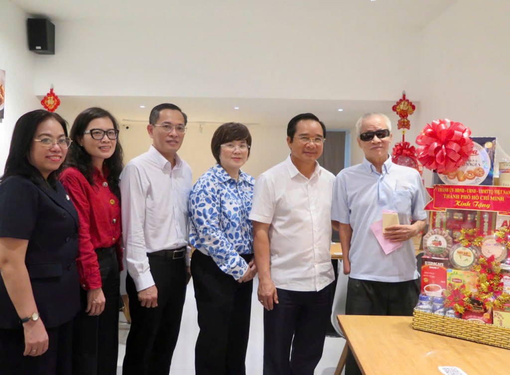 Chủ tịch UBND TP HCM Nguyễn Văn Được cùng đoàn đến thăm ông Phạm Quốc An