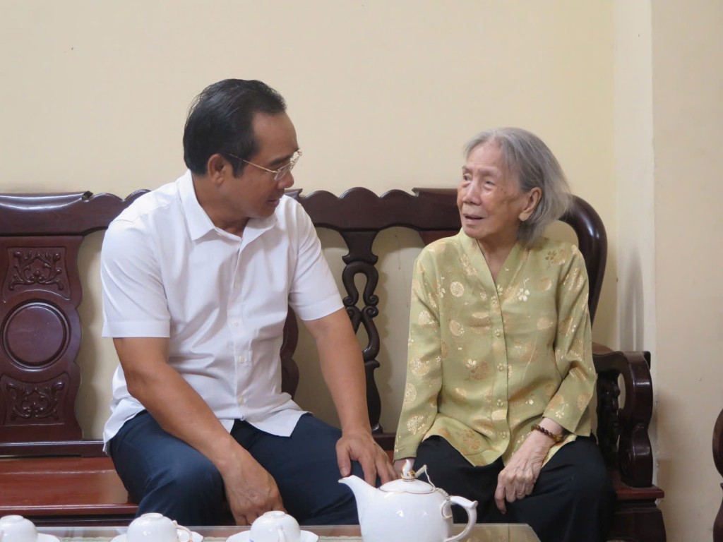 Chủ tịch UBND TP.Hồ Chí Minh Nguyễn Văn Được ân cần thăm hỏi bà Phạm Thị Chinh