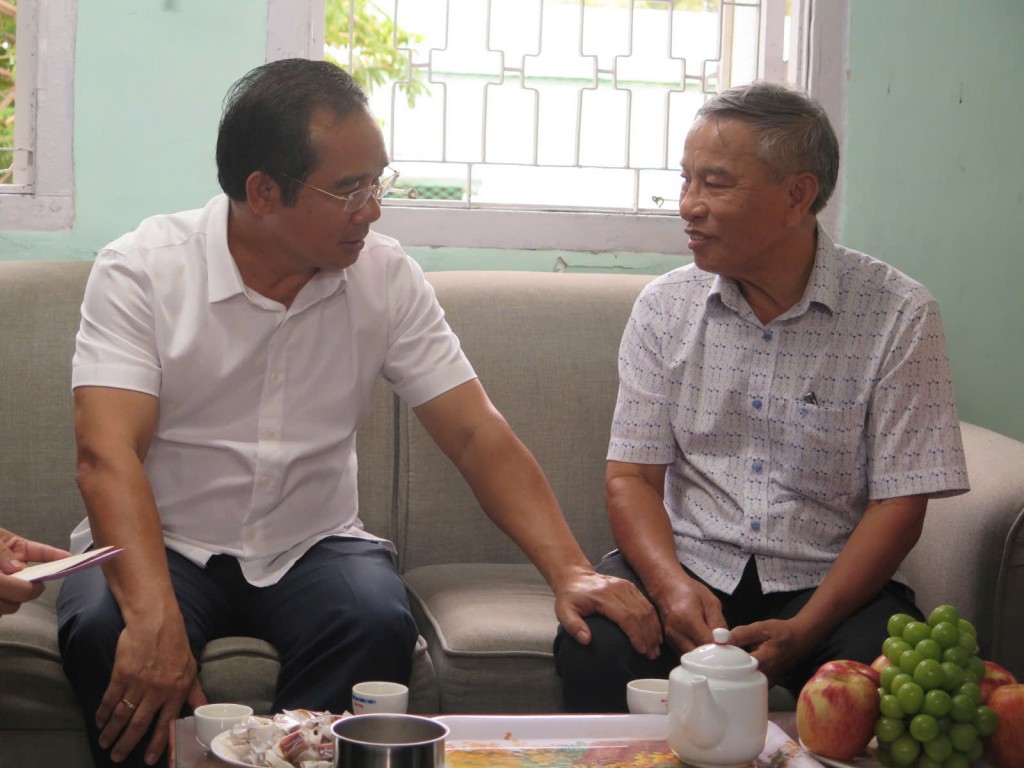 Chủ tịch UBND Thành phố Nguyễn Văn Được hỏi thăm thương binh Đặng Khắc Thanh