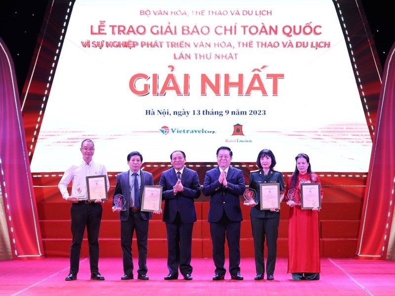 Bí thư Trung ương Đảng, Trưởng Ban Tuyên giáo Trung ương Nguyễn Trọng Nghĩa và Ủy viên BCH Trung ương Đảng, Bộ trưởng Bộ VHTTDL Nguyễn Văn Hùng trao giải Nhất cho các tác giả, đại diện nhóm tác giả tại Giải Báo chí toàn quốc “Vì sự nghiệp phát triển Văn hóa, Thể thao và Du lịch” lần thứ Nhất năm 