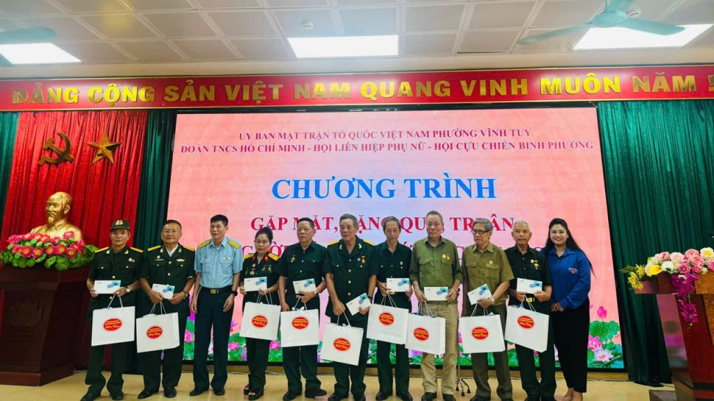 Nhiều phần quà ý nghĩa đã được trao tặng đến thương, bệnh binh, gia đình chính sách 
