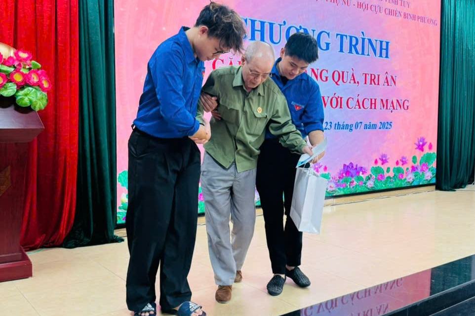 Các bạn trẻ hỗ trợ thương, bệnh binh tại chương trình gặp mặt, tri ân 