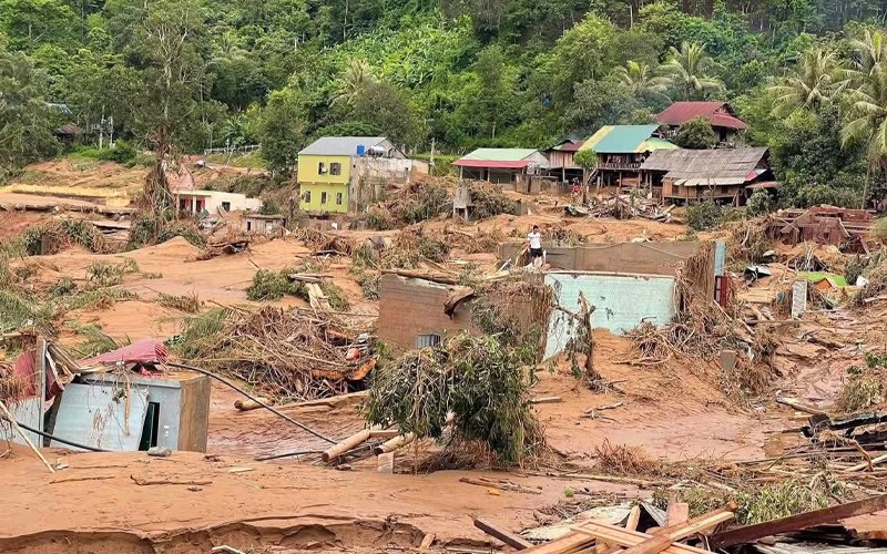 Khung cảnh tan hoang sau cơn lũ lịch sử