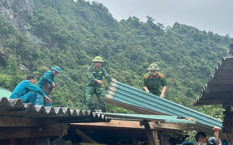 Cán bộ, chiến sĩ Phòng Cảnh sát PCCC&CNCH, Công an tỉnh Nghệ An tham gia cứu hộ người dân trên địa bàn Con Cuông.