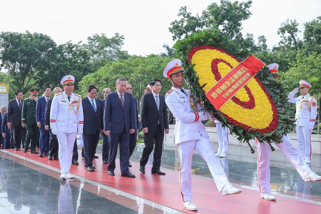 Đoàn đại biểu lãnh đạo Đảng, Nhà nước đặt vòng hoa, dâng hương tưởng niệm các Anh hùng liệt sĩ tại Đài tưởng niệm các Anh hùng liệt sĩ trên đường Bắc Sơn. Ảnh: Viết Thành