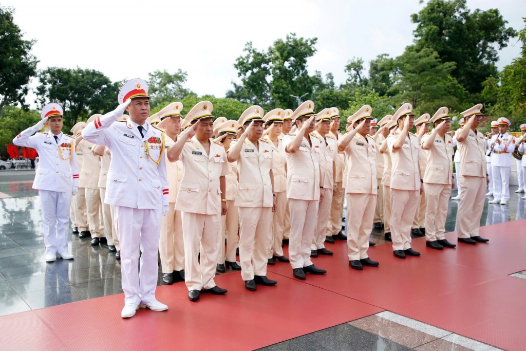 Đoàn đại biểu Đảng ủy Công an Trung ương - Bộ Công an tưởng niệm các Anh hùng liệt sĩ tại Đài tưởng niệm các Anh hùng liệt sĩ trên đường Bắc Sơn. Ảnh: Viết Thành