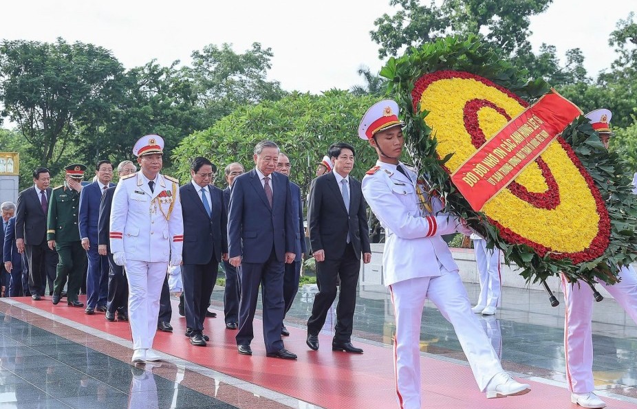 Lãnh đạo Đảng, Nhà nước và TP tưởng niệm các anh hùng liệt sĩ