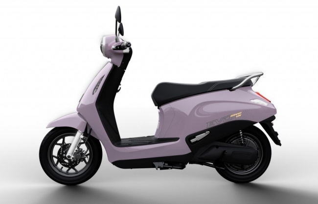 VinFast ra mắt xe máy điện Evo Grand với 2 pin có thể tháo rời, đi được tới 262 km/lần sạc