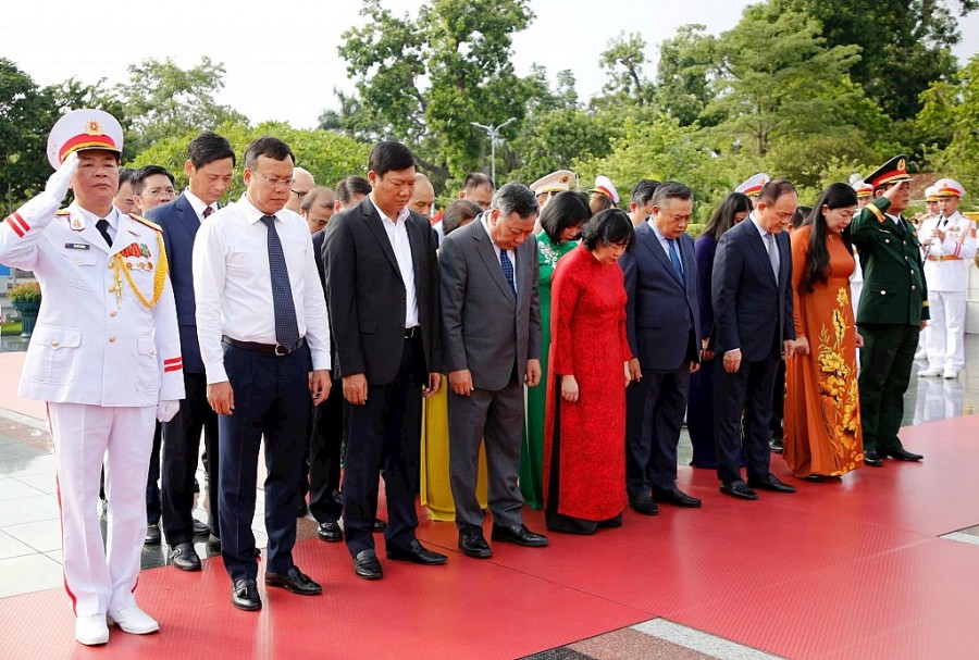Đoàn đại biểu thành phố Hà Nội tưởng niệm các Anh hùng liệt sĩ tại Đài tưởng niệm các Anh hùng liệt sĩ trên đường Bắc Sơn. Ảnh: Viết Thành