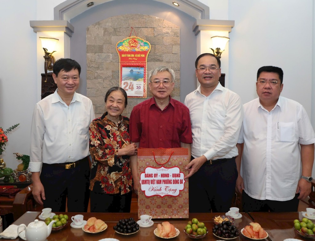 Lãnh đạo phường Đống Đa tặng quà thương binh Lại Xuân Doãn.