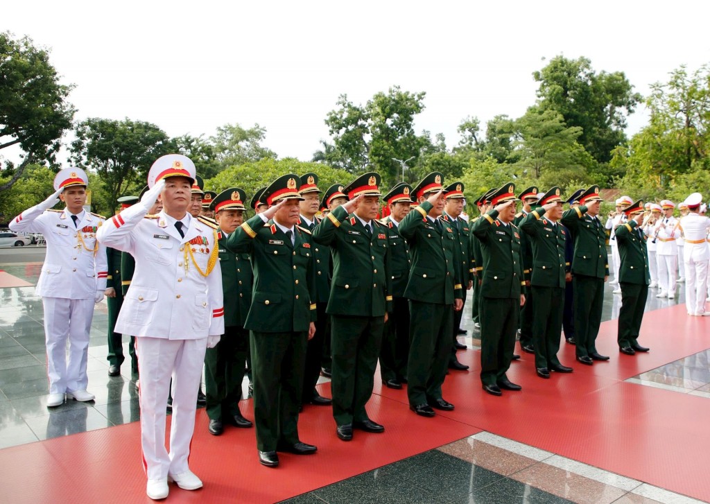 Đoàn đại biểu Quân ủy Trung ương - Bộ Quốc phòng tưởng niệm các Anh hùng liệt sĩ tại Đài tưởng niệm các Anh hùng liệt sĩ trên đường Bắc Sơn. Ảnh: Viết Thành