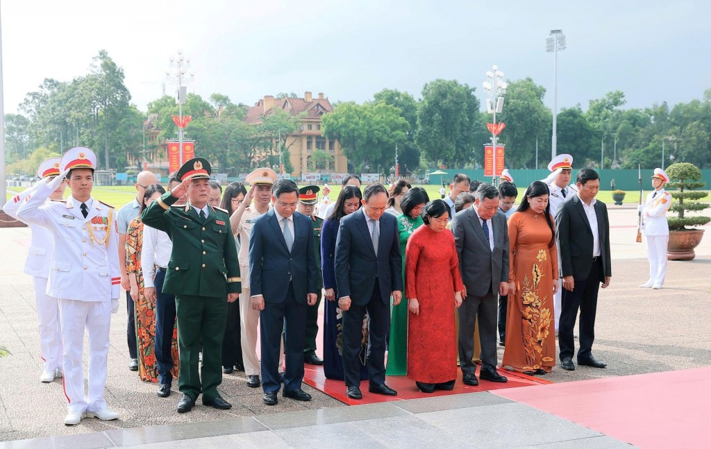 Đoàn đại biểu thành phố Hà Nội tưởng niệm Chủ tịch Hồ Chí Minh. Ảnh: Viết Thành