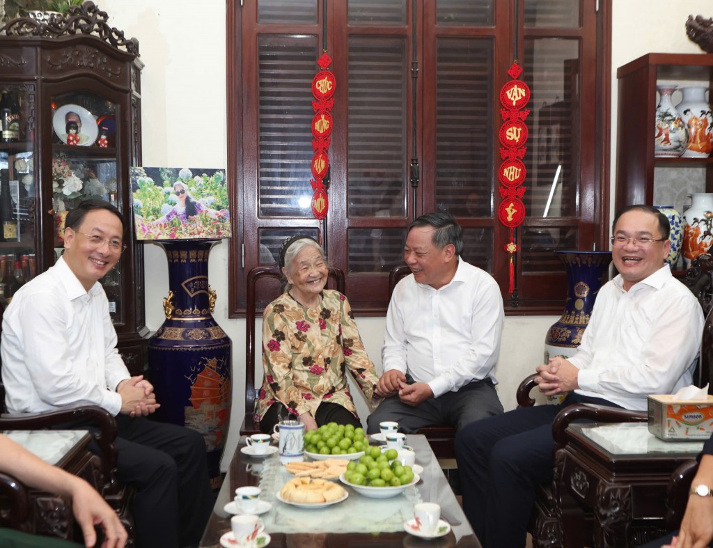 Phó Bí thư Thường trực Thành ủy Hà Nội Nguyễn Văn Phong ân cần thăm hỏi sức khỏe bà Nguyễn Thị Chinh (sinh năm 1925), mẹ liệt sĩ Nguyễn Anh Triều.