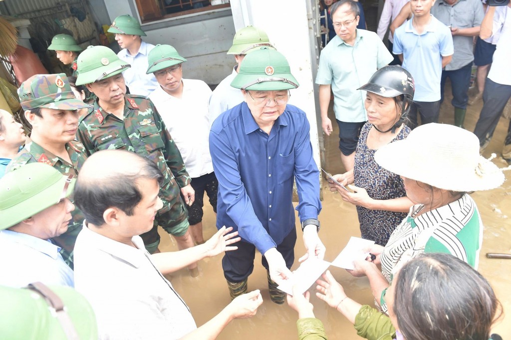 Phó Thủ tướng Mai Văn Chính cùng đoàn công tác Chính phủ đã đến thăm hỏi, động viên người dân vùng ngập lụt - Ảnh: VGP/Giang Thanh