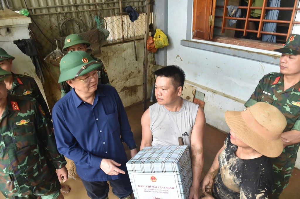 Phó Thủ tướng chia sẻ, động viên bà con khắc phục khó khăn - Ảnh: VGP/Giang Thanh