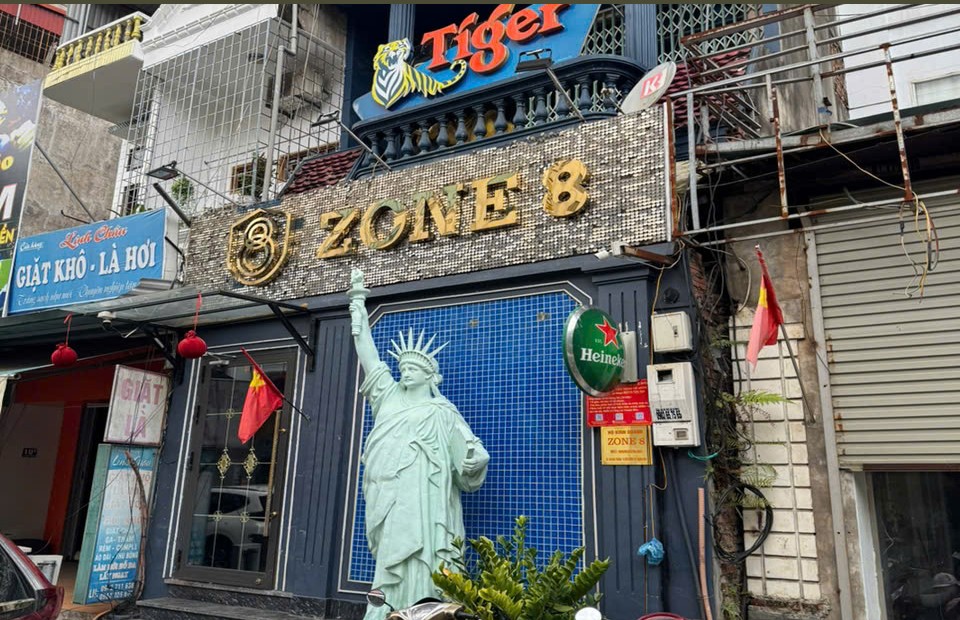 Quán bar Zone 8, một tụ điểm ăn chơi do Lê Kim Thu (tức Thu “vệ sỹ”), đàn em thân tín của Tuấn “thần đèn” điều hành
