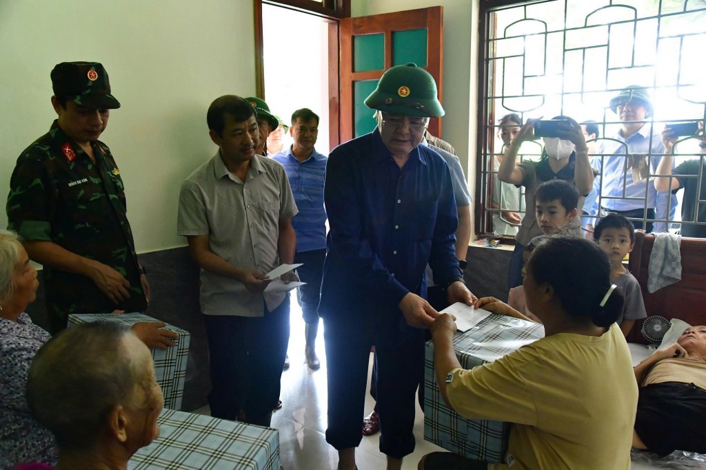 Phó Thủ tướng Mai Văn Chính cùng đoàn công tác Chính phủ đã đến thăm hỏi, động viên các hộ dân đang sơ tán tại Vườn quốc gia Pù Mát- Ảnh: VGP/Giang Thanh