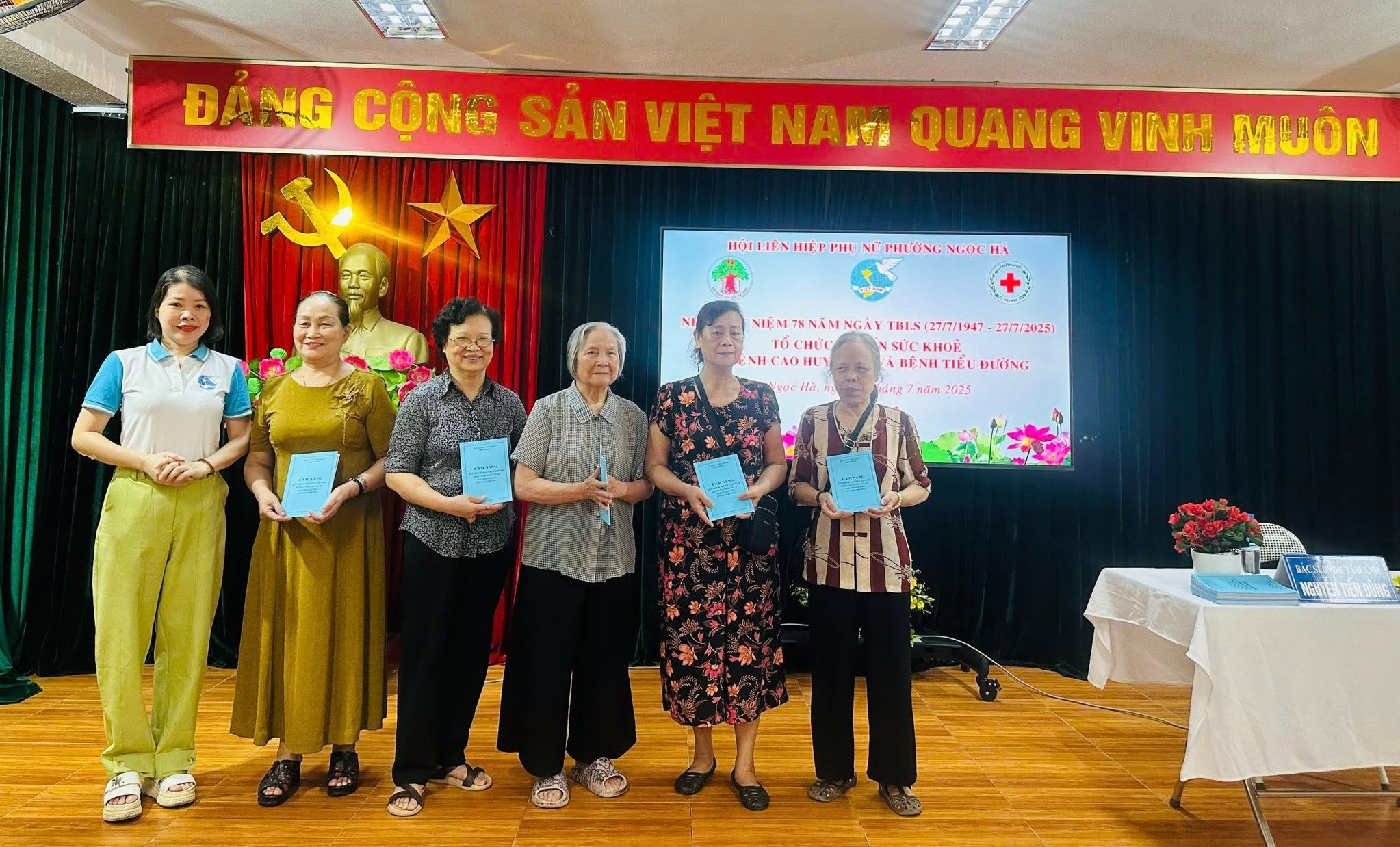 Hội LHPN Ngọc Hà tổ chức tư vấn chăm sóc sức khỏe gia đình chính sách