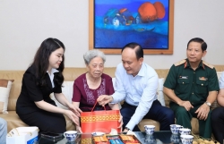 Chủ tịch HĐND TP Nguyễn Ngọc Tuấn thăm, tặng quà người có công