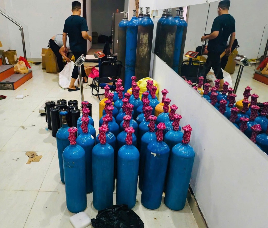 Lực lượng chức năng bắt giữ 2 đối tượng trong 2 vụ vận chuyển, mua bán khí cười trái phép (Ảnh BĐBP)