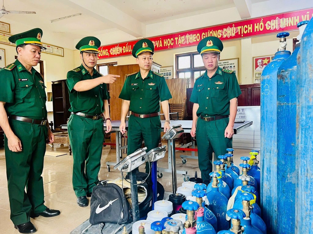Tang vật thu giữ gồm 163 bình khí cười các loại, 3 cân điện tử; 1 giá san chiết khí cười và nhiều vật dụng khác có liên quan (BĐBP)