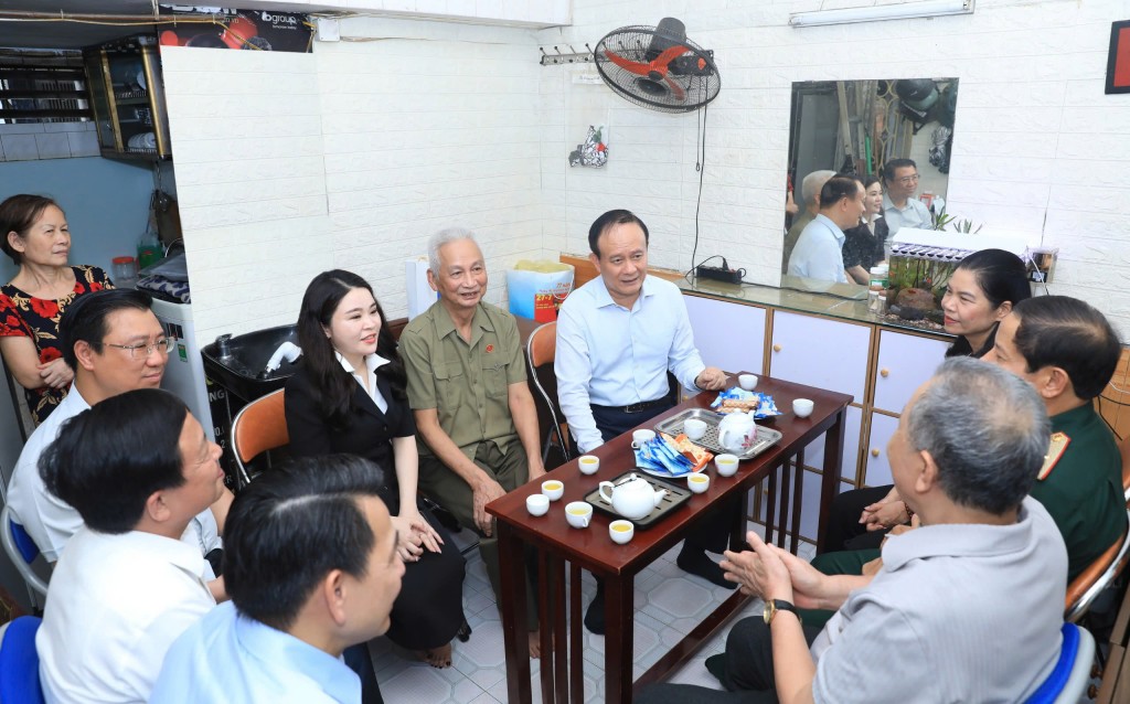 Chủ tịch HĐND TP Nguyễn Ngọc Tuấn thăm, tặng quà người có công