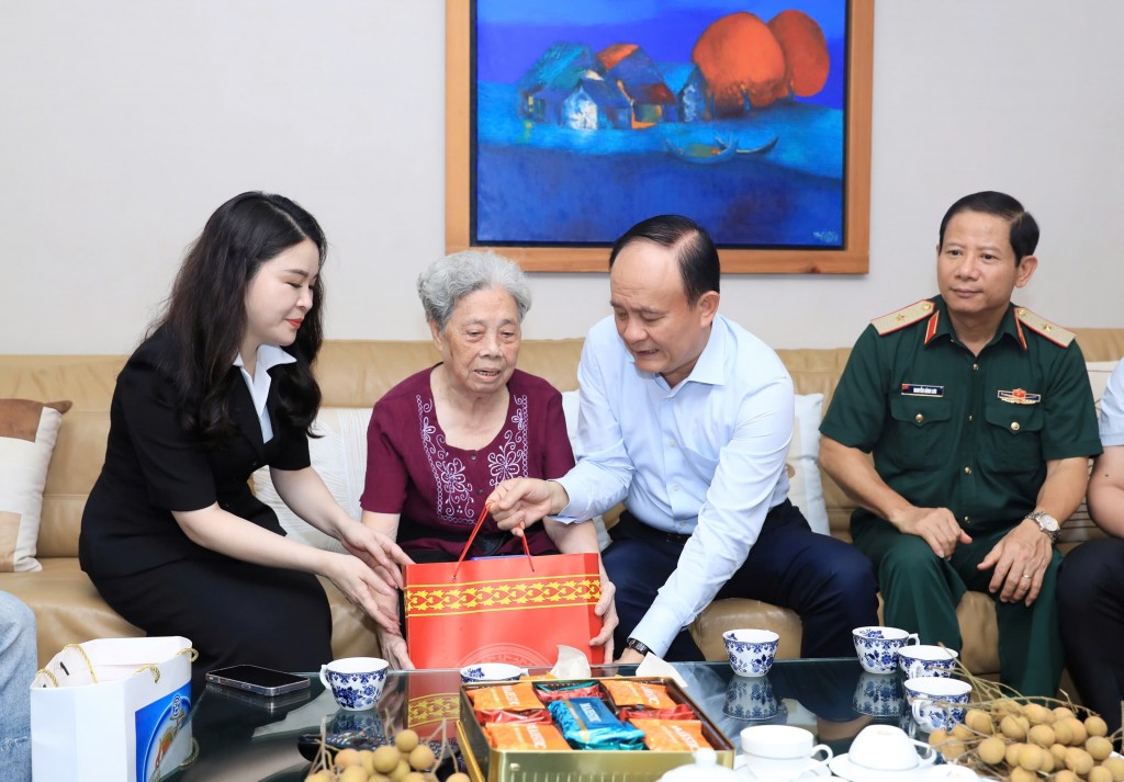 Chủ tịch HĐND TP Nguyễn Ngọc Tuấn thăm, tặng quà người có công