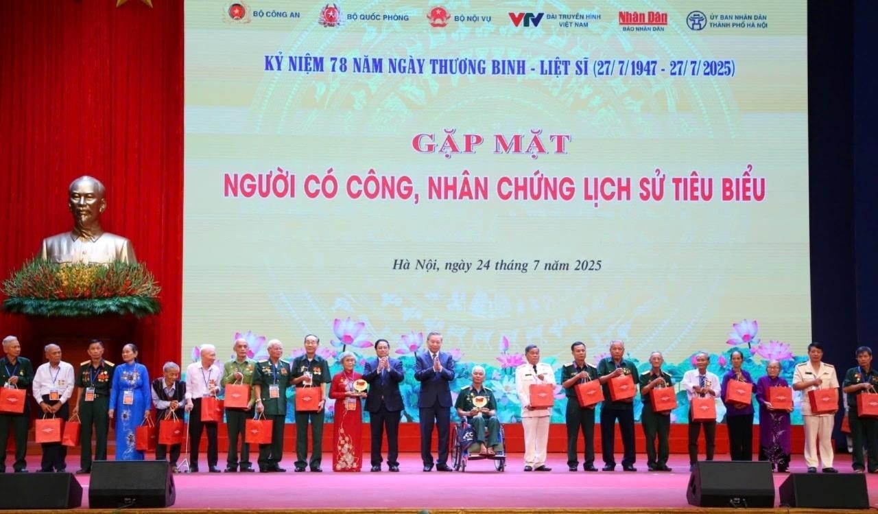 Tổng Bí thư Tô Lâm, Thủ tướng Chính phủ Phạm Minh Chính tặng quà các đại biểu người có công tại buổi gặp mặt. Ảnh: Nhật Nam