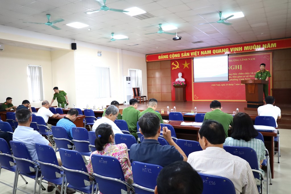 Trung tá Vũ Việt Dũng, Phó đội trưởng Đội chữa cháy và CNCH khu vực số 12 phổ biến nội dung mới của Luật PCCC & CNCH