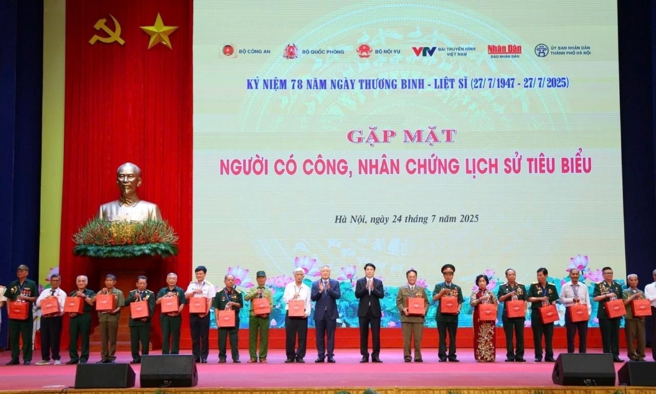 Chủ tịch nước Lương Cường, Phó Thủ tướng Thường trực Chính phủ Nguyễn Hòa Bình tặng quà các đại biểu người có công tại buổi gặp mặt. Ảnh: Nhật Nam
