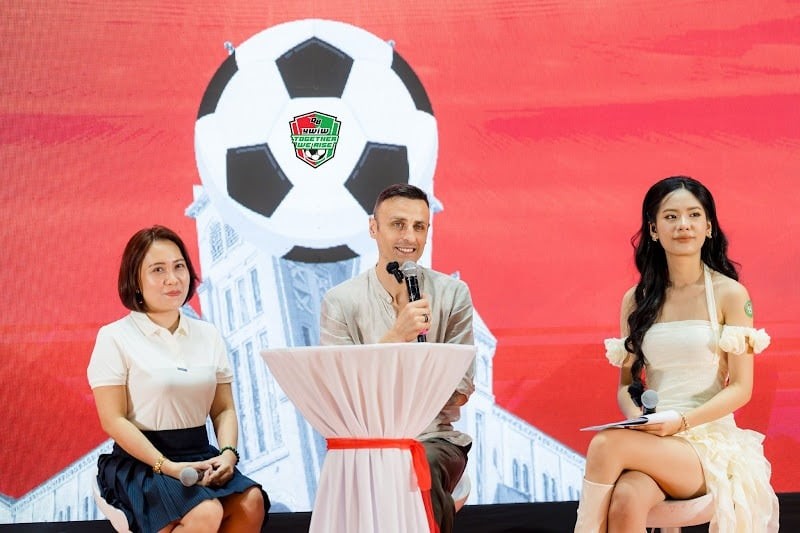 Dimitar Berbatov tái ngộ fans Việt tại sự kiện “Together We Rise”
