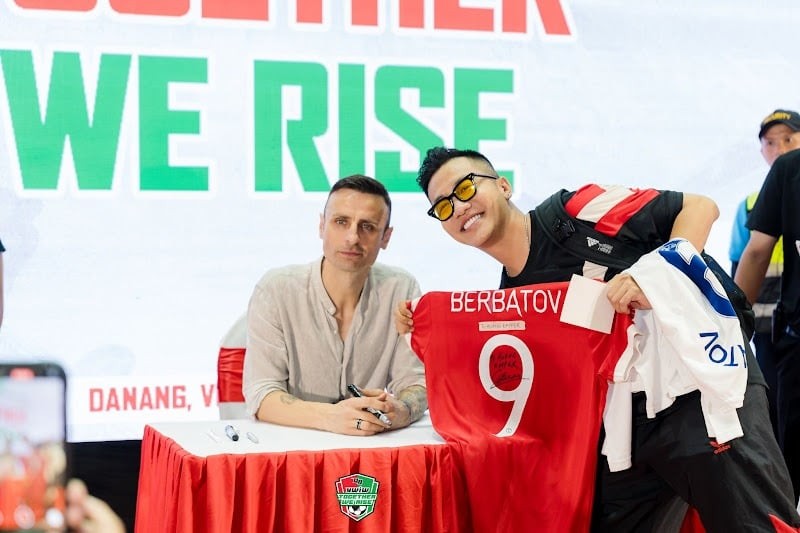 Dimitar Berbatov tái ngộ fans Việt tại sự kiện “Together We Rise”