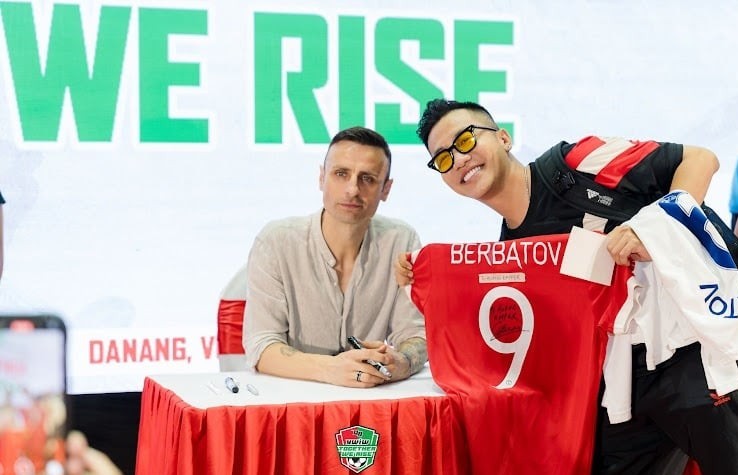 Dimitar Berbatov tái ngộ fans Việt tại sự kiện “Together We Rise”