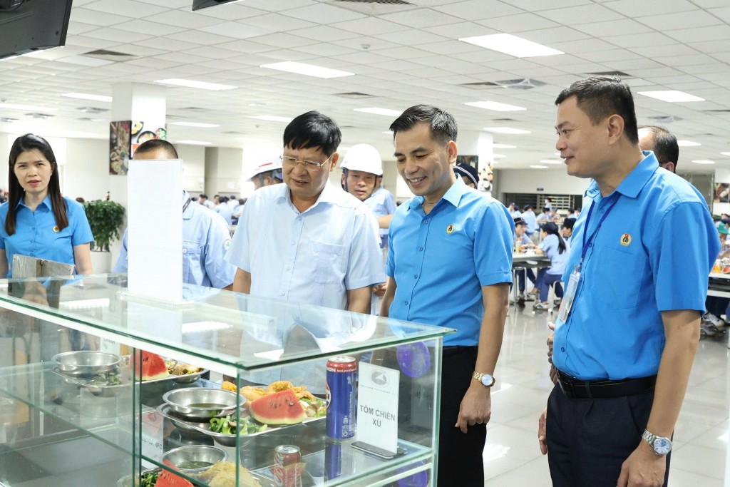 Hơn 4.000 công nhân đầm ấm bên 