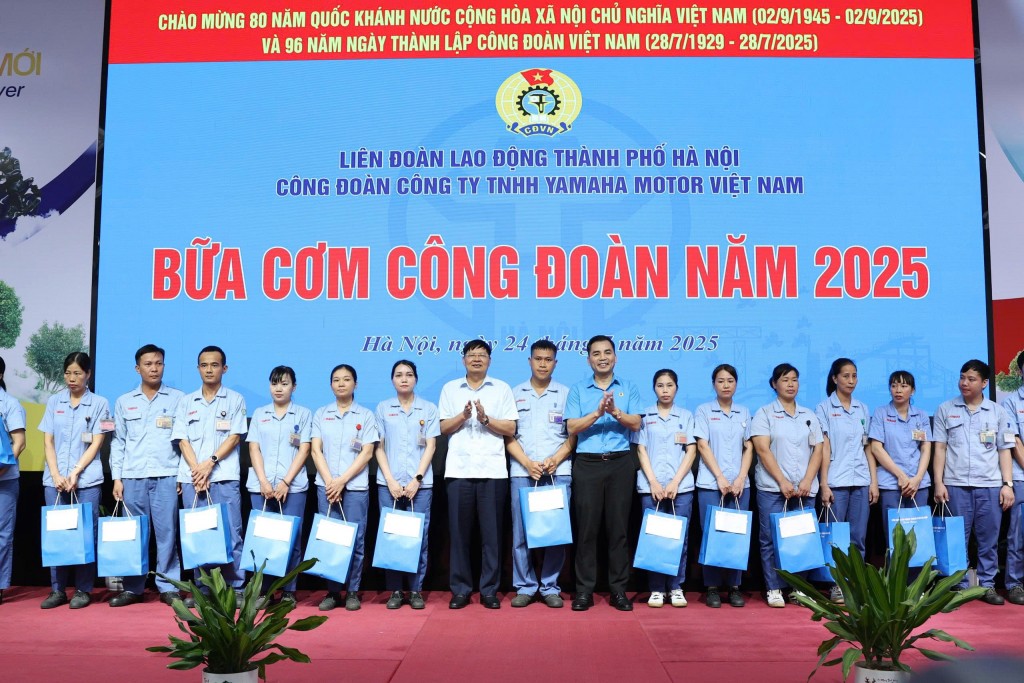 Hơn 4.000 công nhân đầm ấm bên 